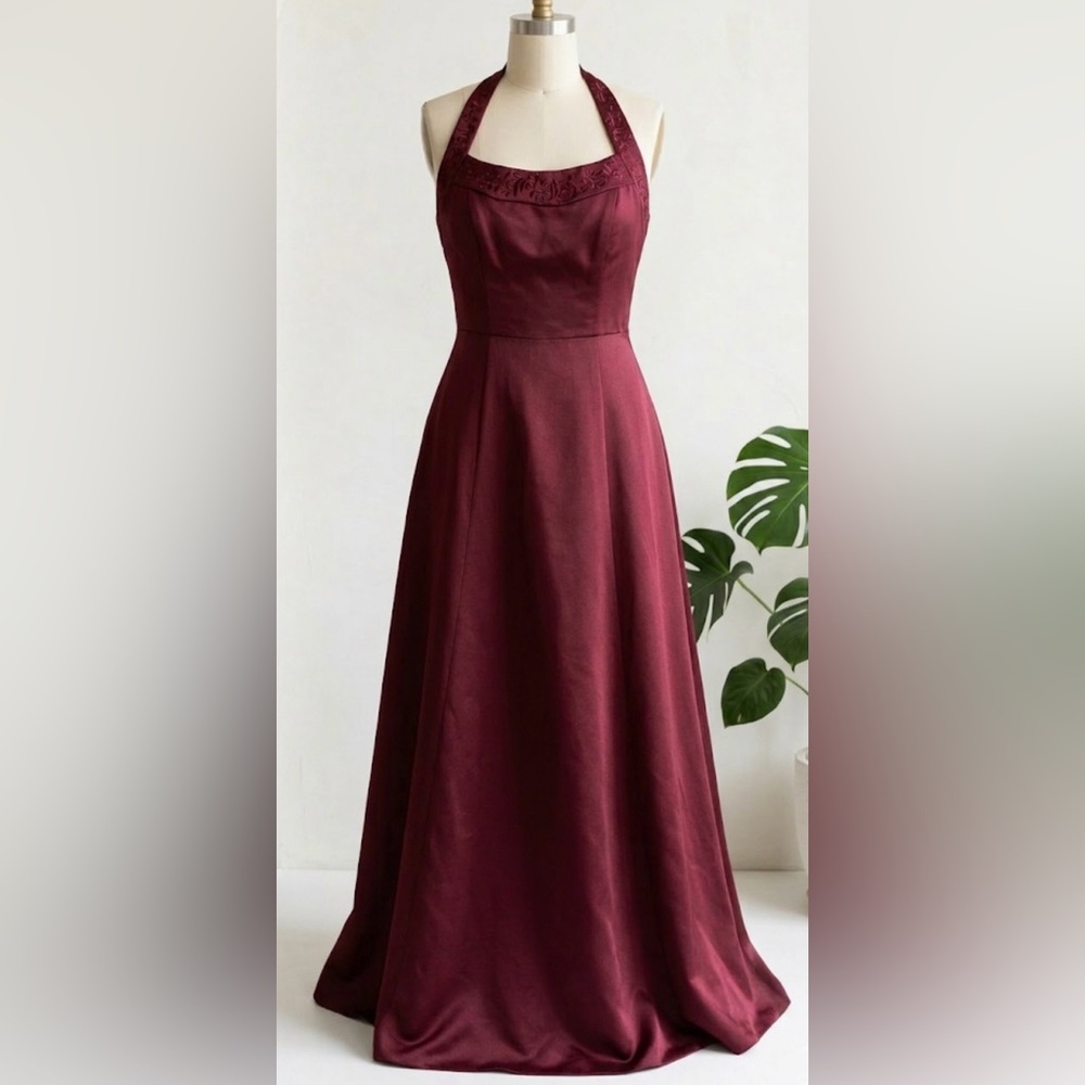 Mori Lee Burgundy Embroidered Halter
Bridesmaid Gown Prom Dress Y2K Size 7/8